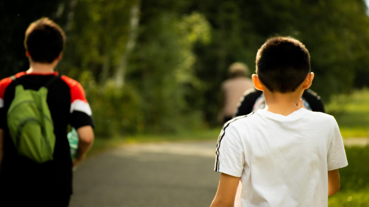 Tres jovenes niños por la calle