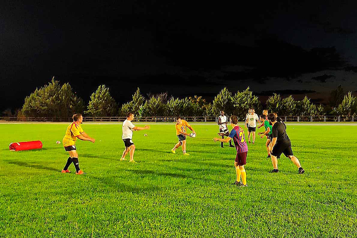 varias personas en el campo preparando la temporada