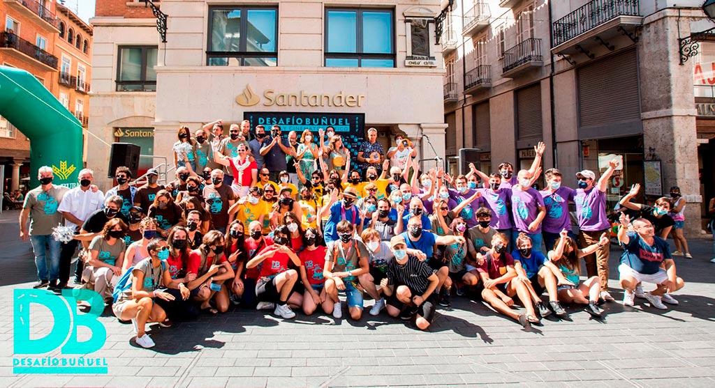 Un grupo de gente de Desafío Buñuel posa frente a cámara con mascarillas