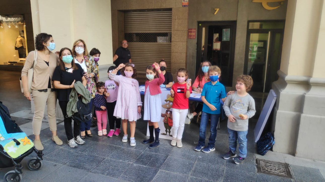 Jóvenes dejando sus dientes al ratoncito Pérez en Uesca