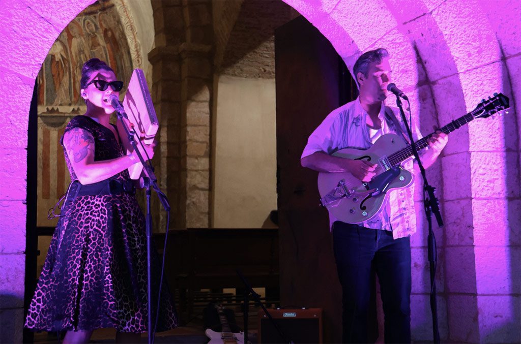 Dos artistas cantando en el Festival Doña