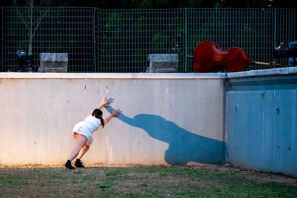 proyecto una chica sosteniendo un muro
