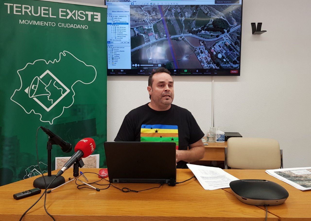 una persona en la rueda de prensa sobre la línea de alta tensión