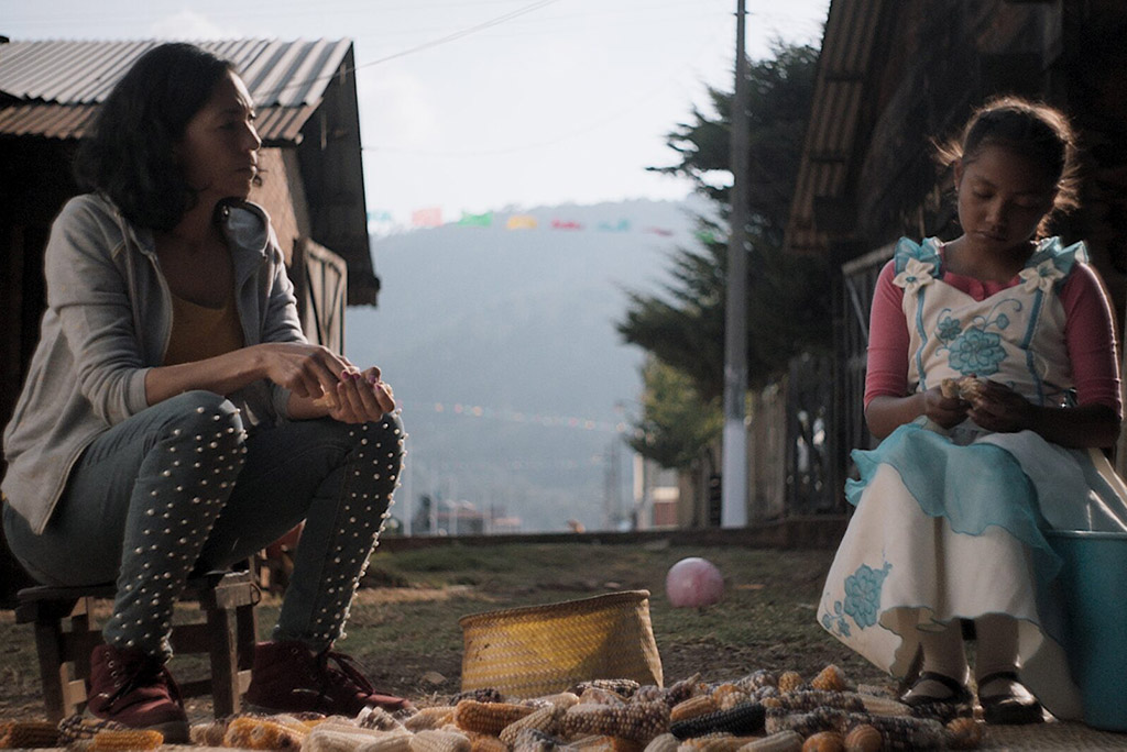 fotograma de una de las películas en la que hay una mujer y una niña cocinando