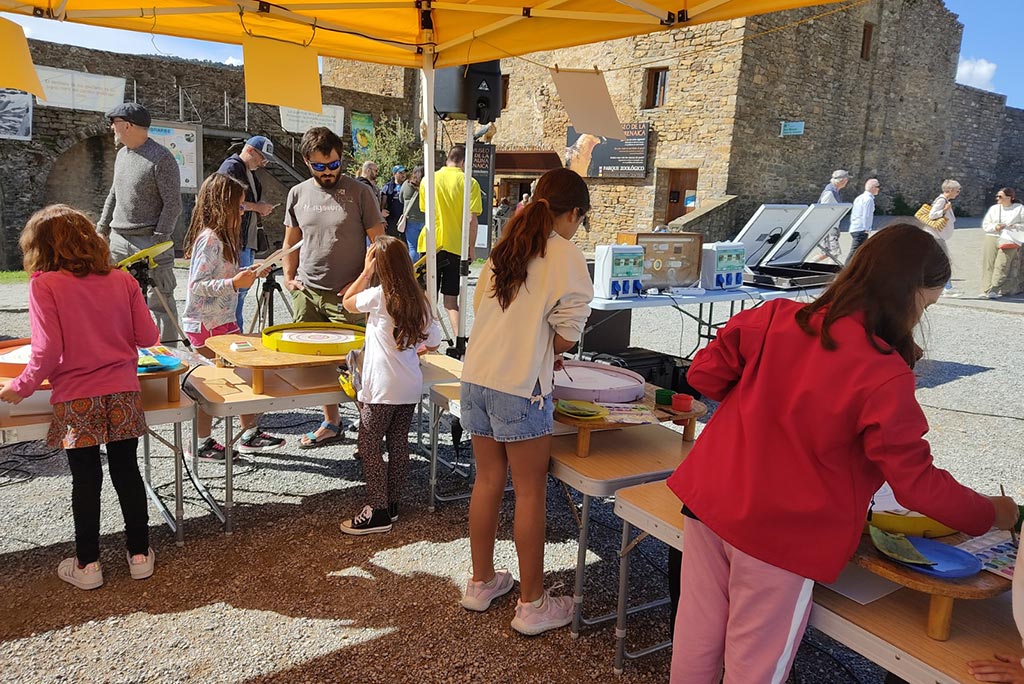 varias niñas en el taller del festival
