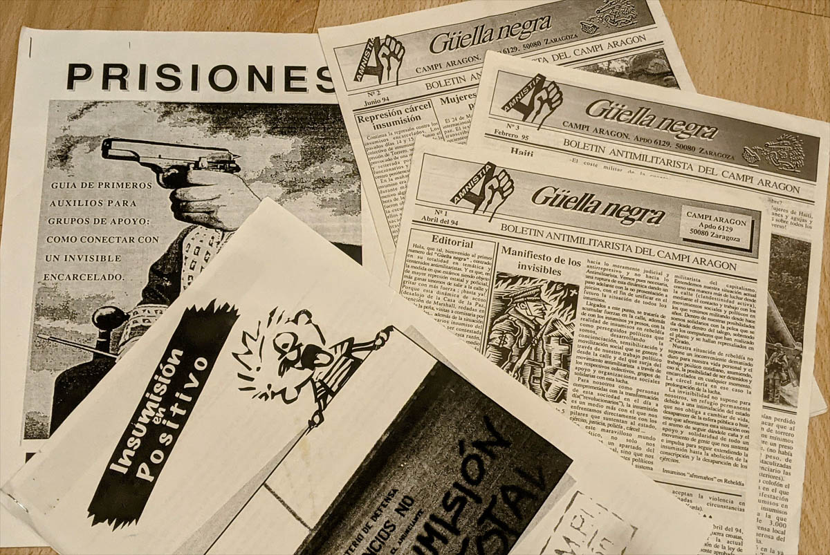 Los 'Güella negra' boletines antimilitaristas del CAMPI, junto a otros dossieres de la época / Archivo CAMPI Aragón