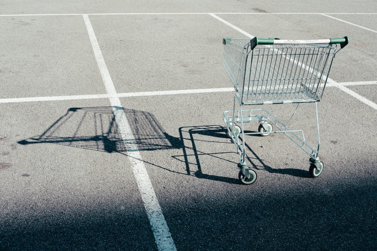 un carrito de la compra sin alimentos