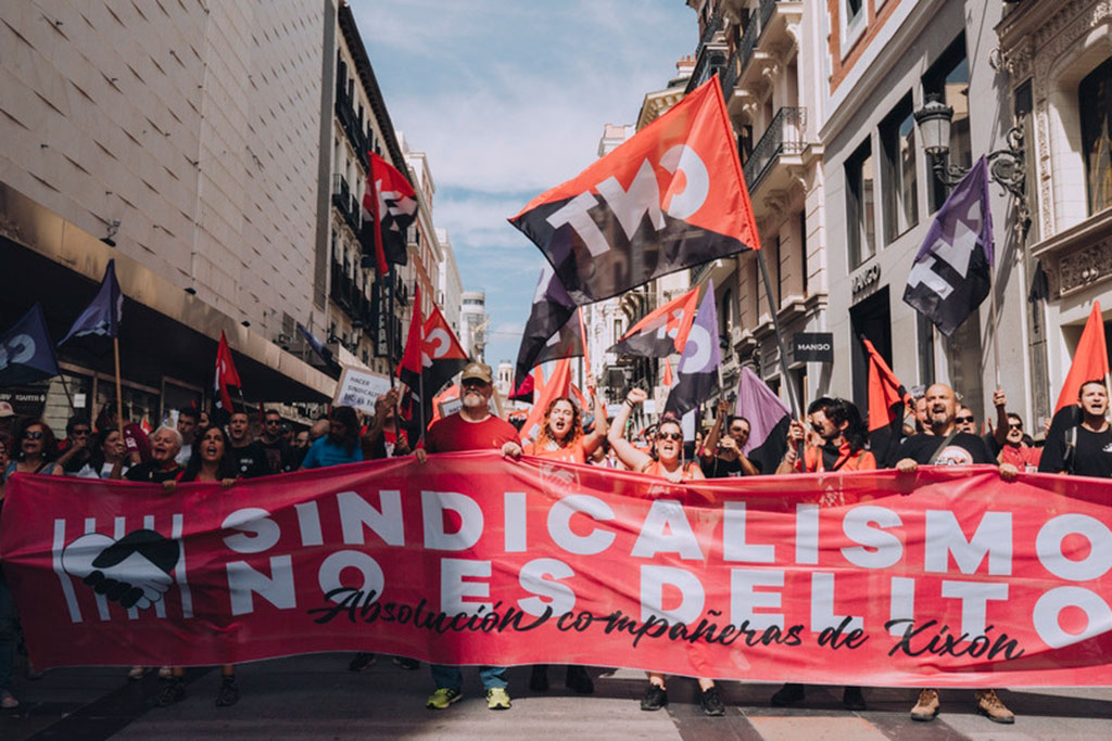 Manifestación en apoyo a las seis de La Suiza con una pancarta que pone sindicalismo noe s delito