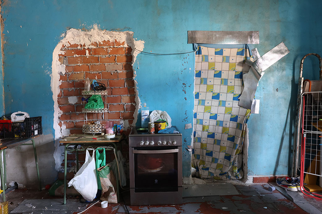 un casa de asentamientos chabolistas por dentro