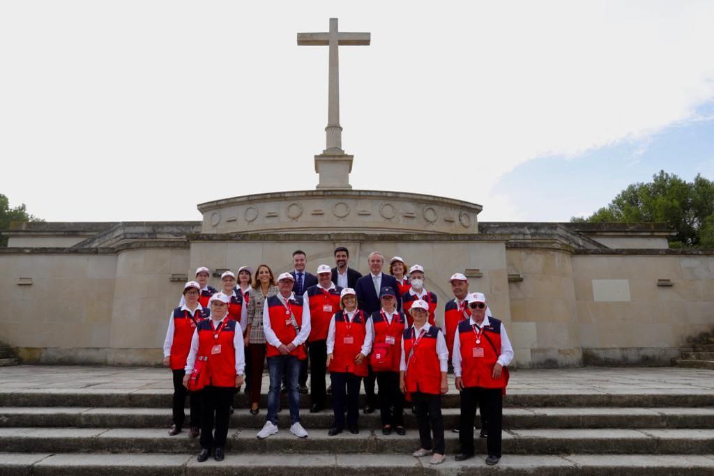 La corporación municipal, liderada por Azcón, junto con un equipo de voluntariado de Protección Civil, frente al monumento franquista