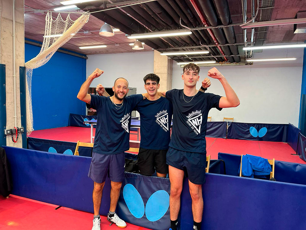 Tres jovenes del CN Helios posan con los puños en alto