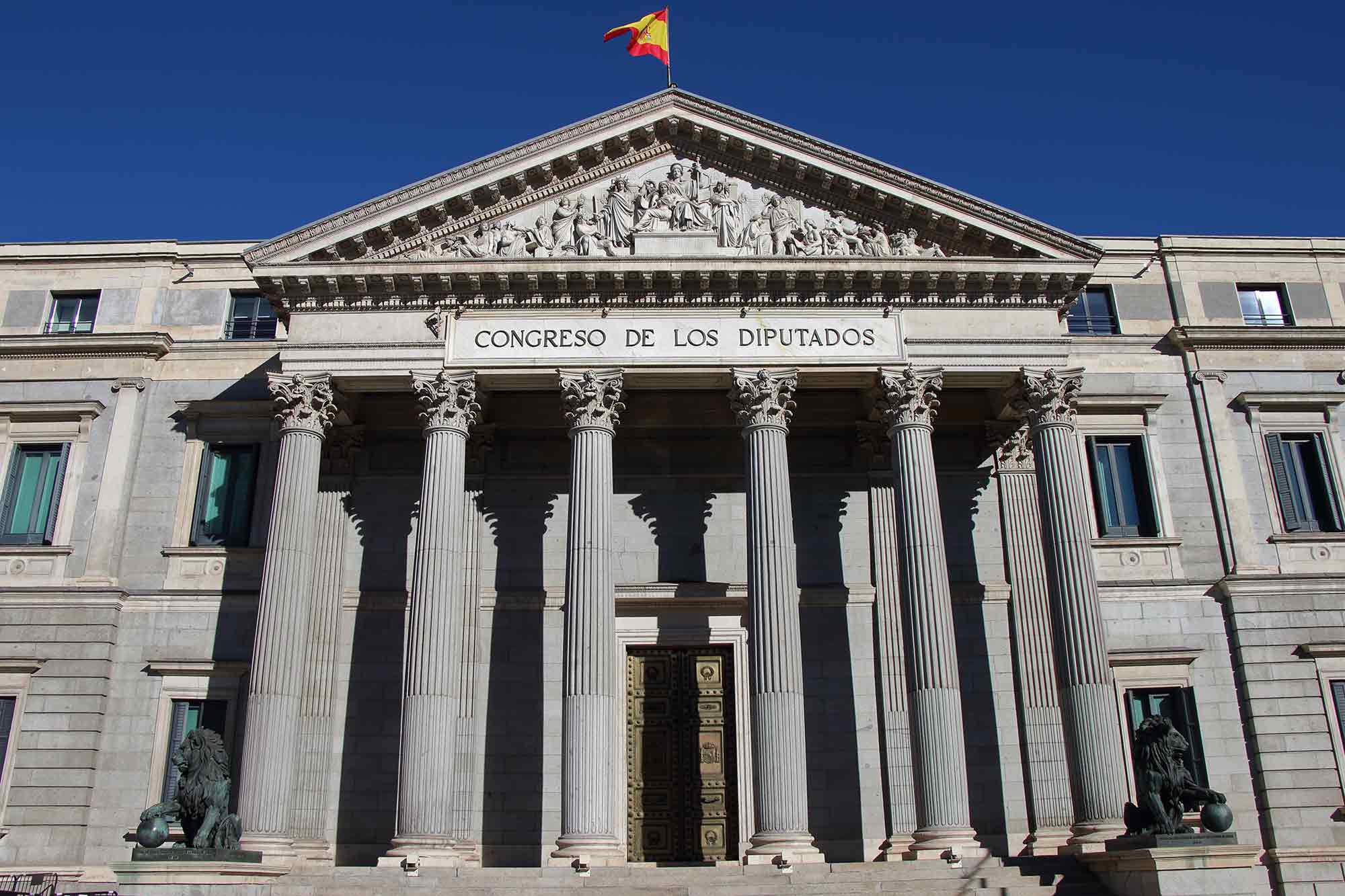 fachada del congreso español para ilustrar esta noticia sobre la ley trans