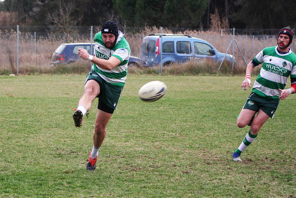 Dos jugadores de rugby en el campo del quebrantahuesos