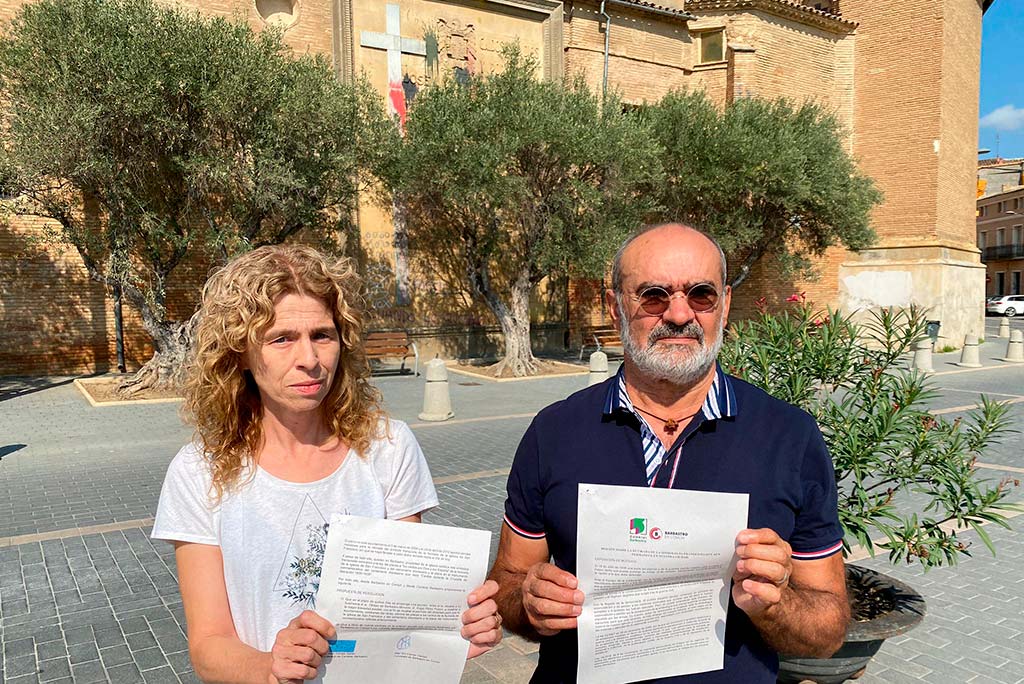 Marisol Cancer y Ramón Campo frente a la cruz y la simbología franquista de la iglesia