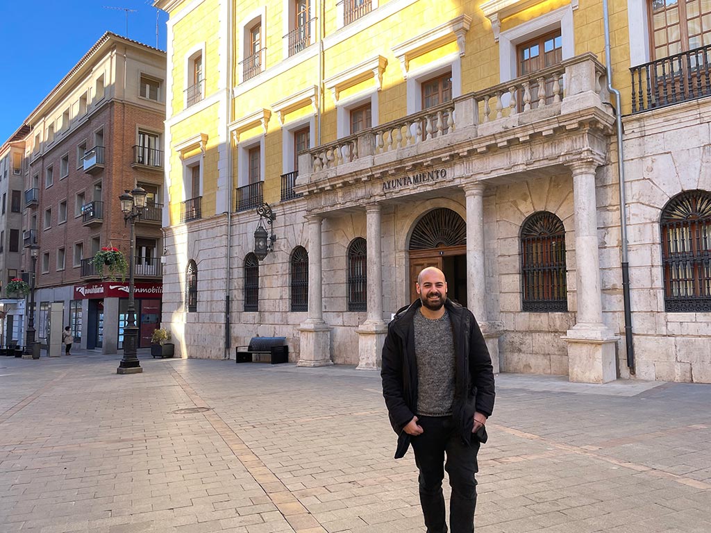 Nicolás López, concejal de la formación Ganar Teruel, delante del Ayuntamiento de la ciudad