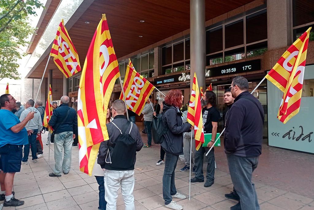 varias personas concentradas el día que se anuncia la huelga