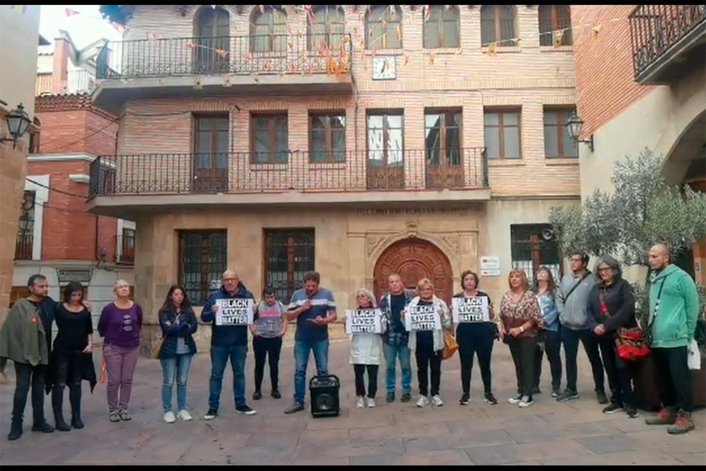 varias personas concentradas en ALcorisa