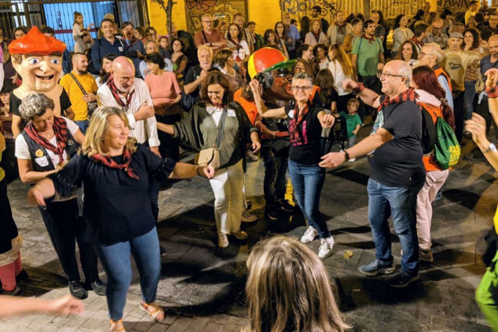 Decenas de personas bailaron al son de los clásicos de folk aragoneses