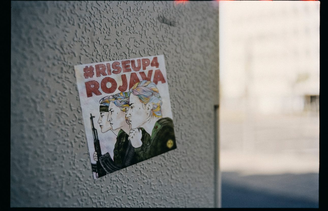pegatina en apoyo a la revolución derojava
