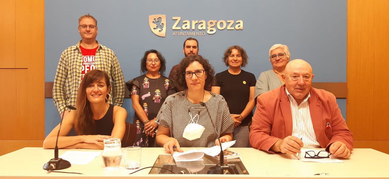 varias personas posando para la foto sobre la denuncia de las subvenciones a la escuela privada