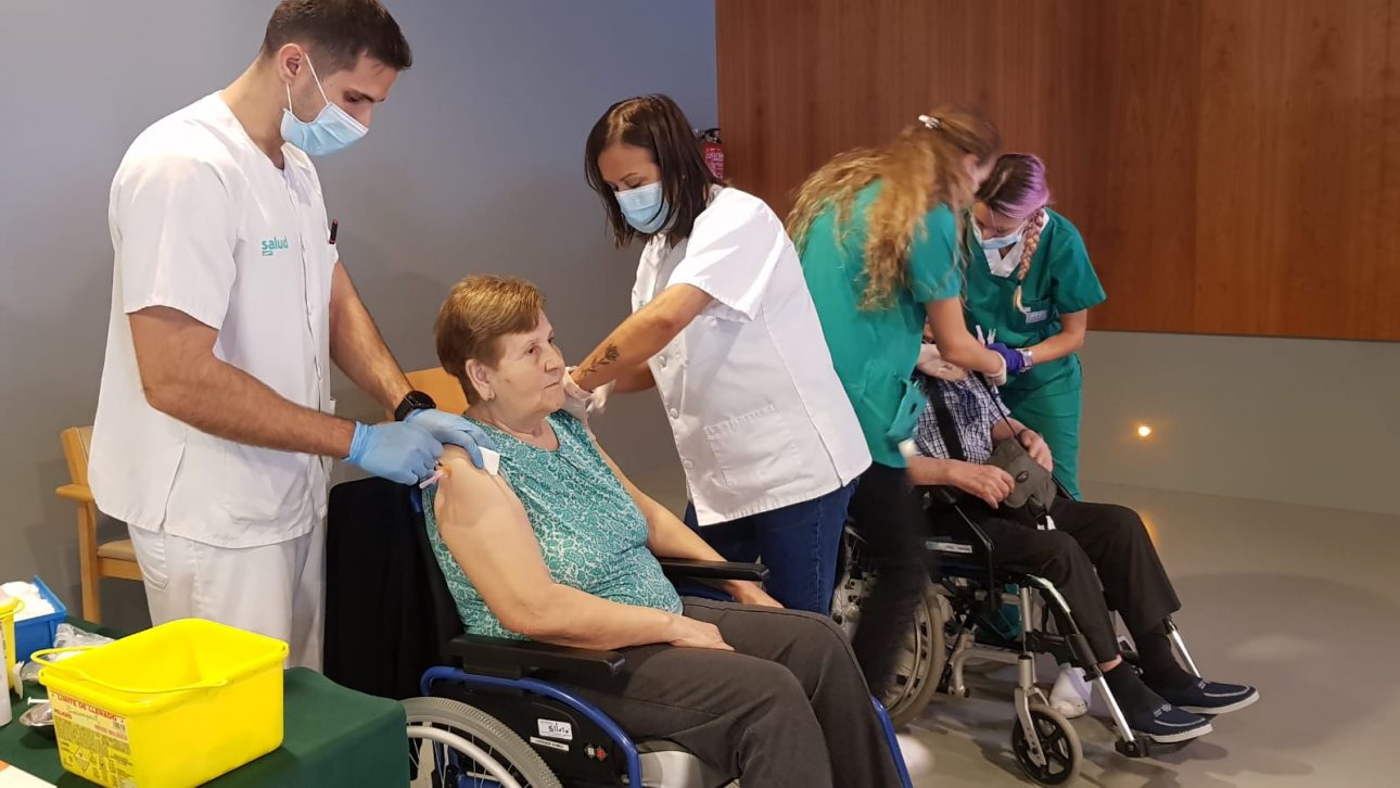 Una mujer mayor va a vacunarse contra el covid