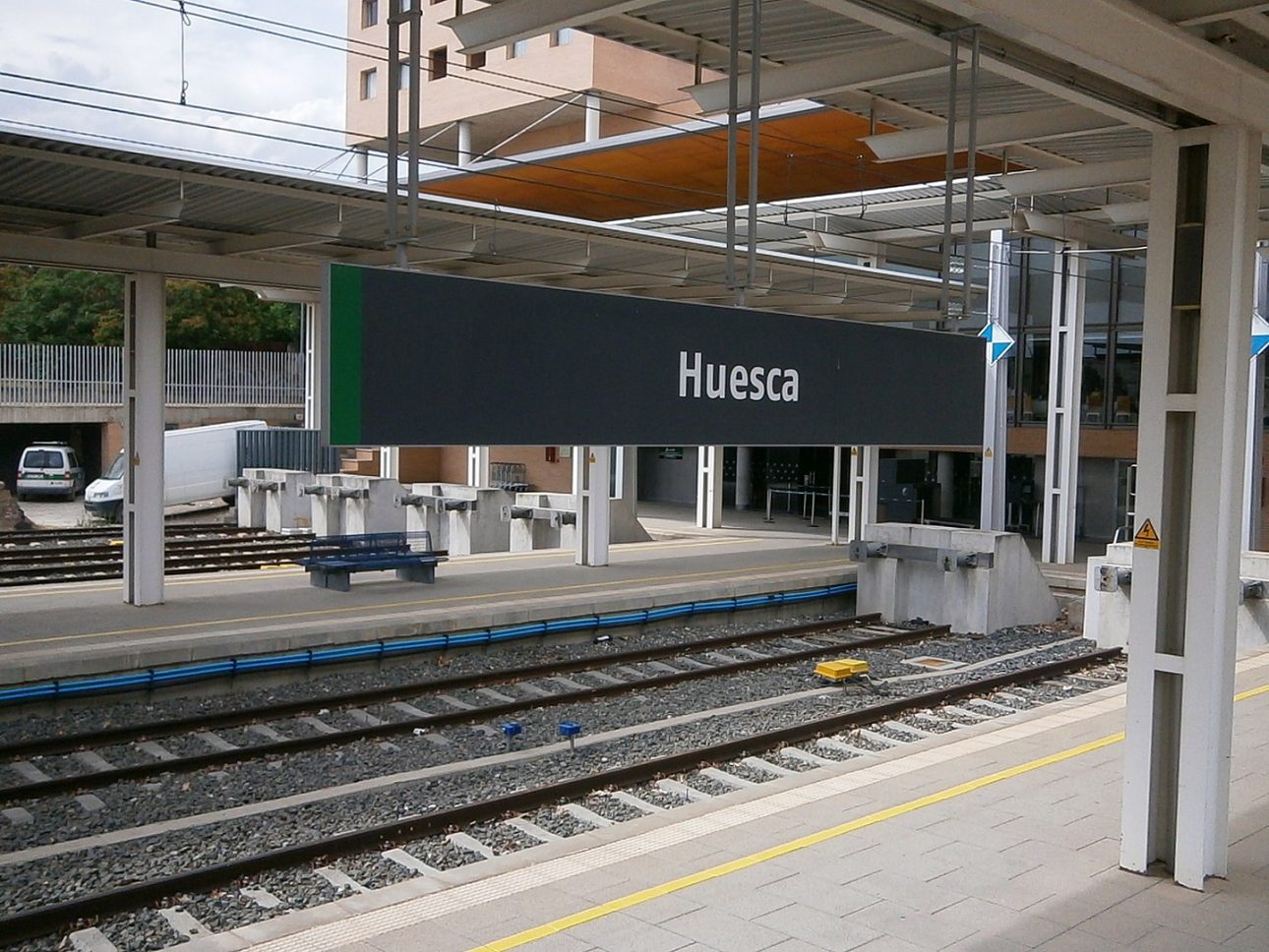 cartel de la estación del tren de uesca