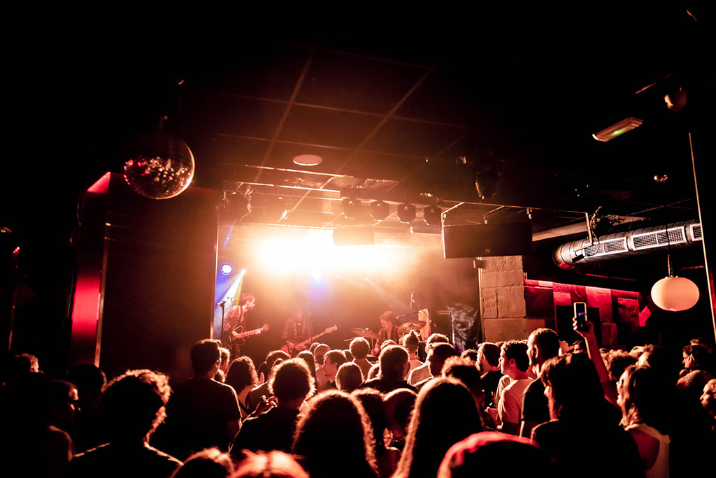 un concierto en una sala de musica