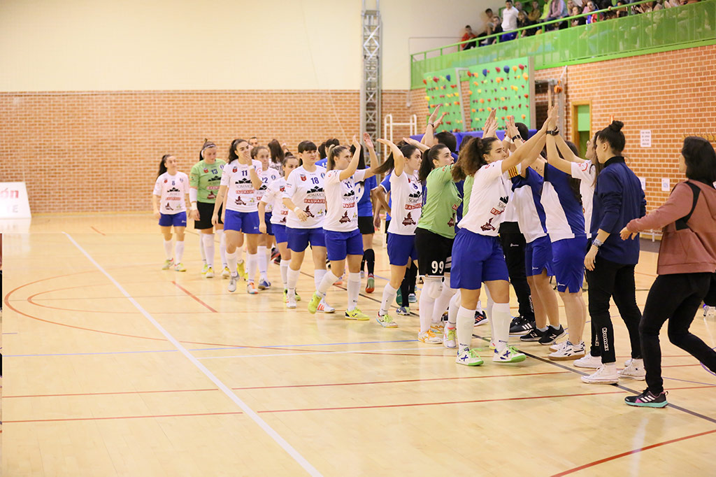 las jugadoras del Intersala se saludan chocandose la mano en fila