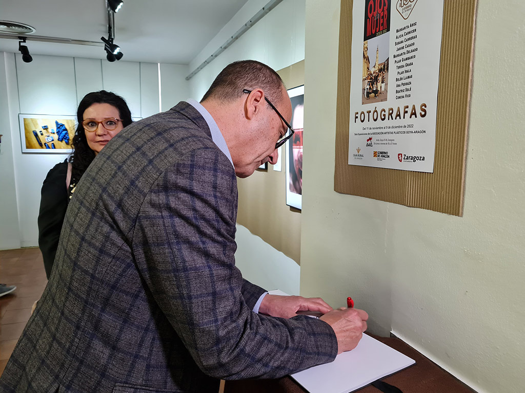 El consejero ha visitado la muestra, que se enmarca en el centenario de la Real Sociedad Fotográfica de Zaragoza