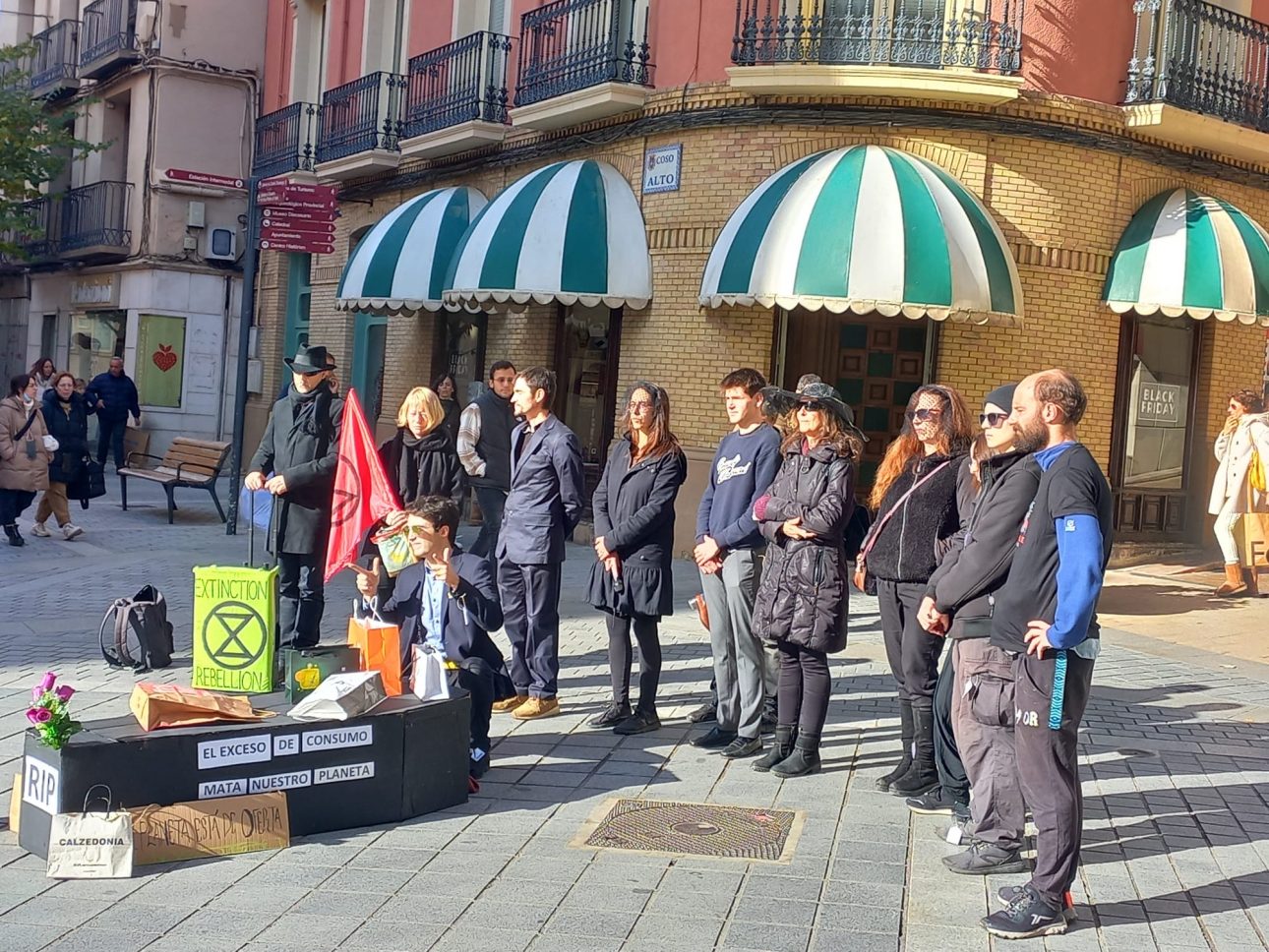 Performan anti consumo de Extinction Rebellion Uesca