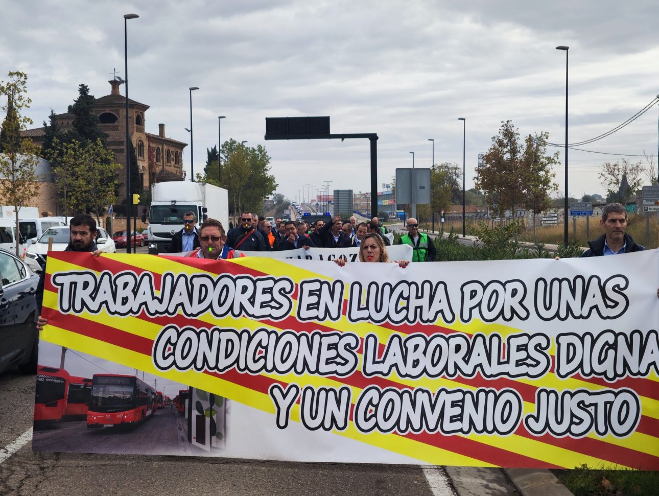 manifestación con cartel de la huelga
