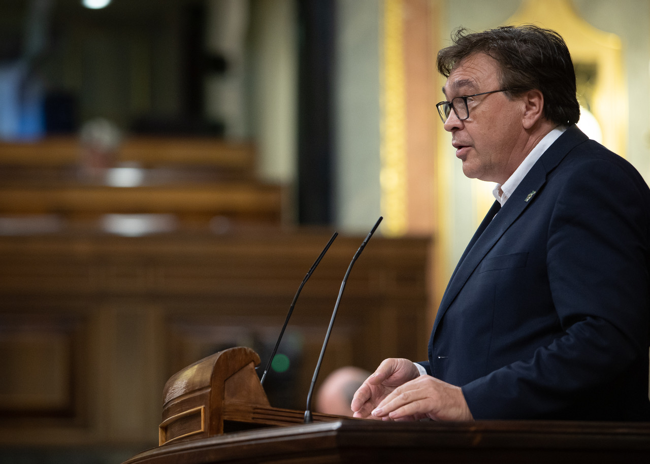 el diputado durante la sesión del congreso en el estrado