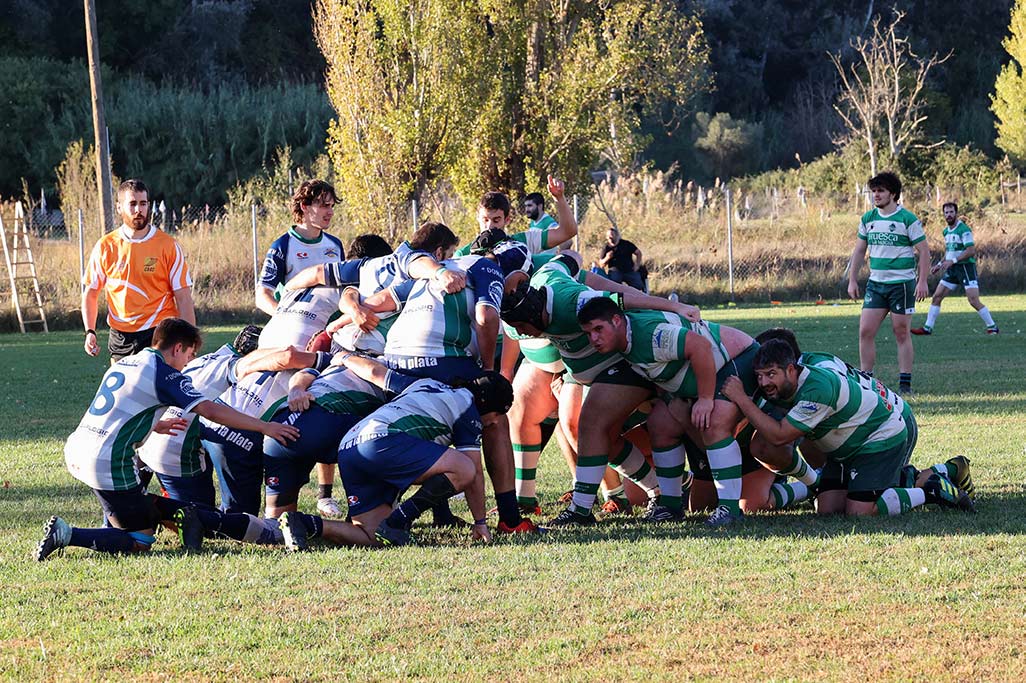 Una mele de rugby con jugadores en el campo