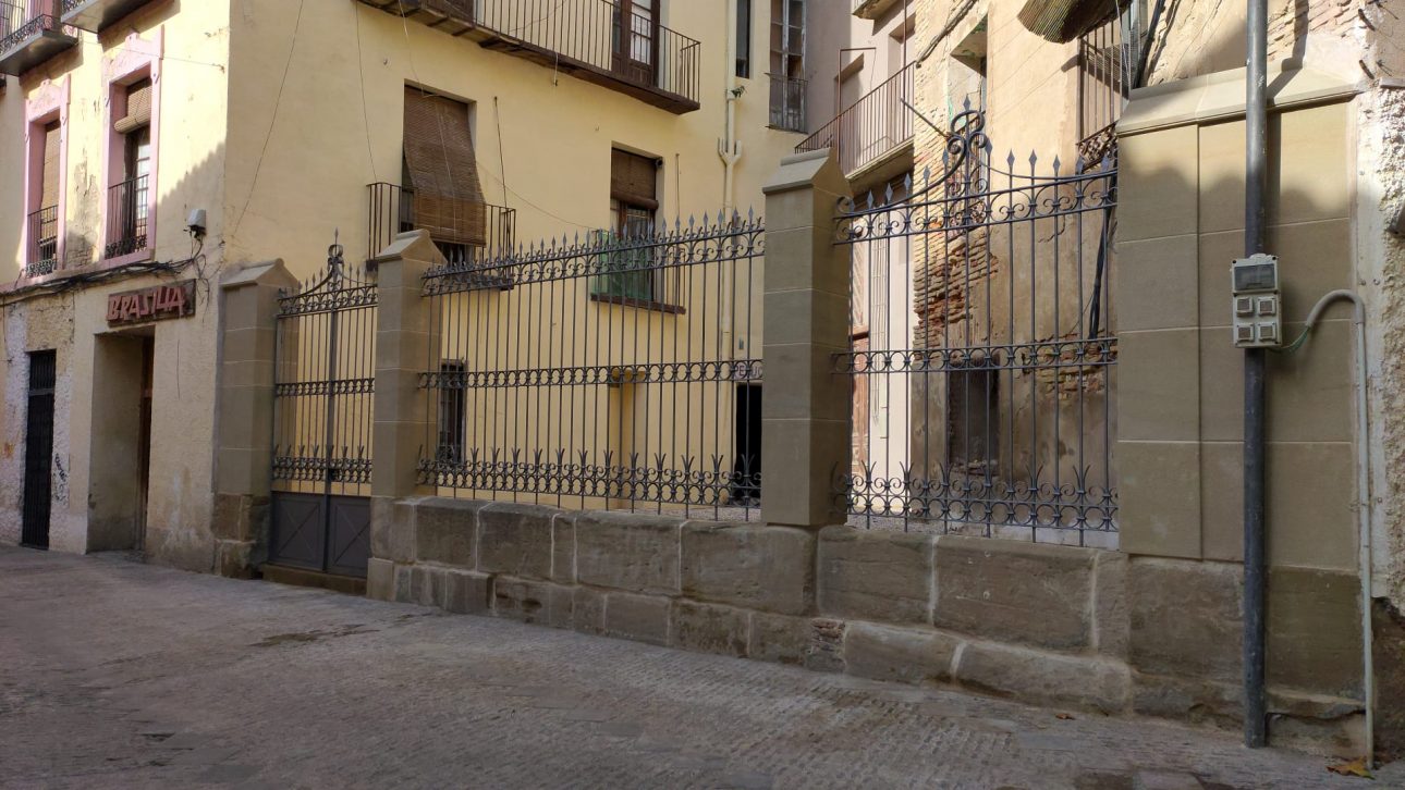 la verja o cerramiento restaurada
