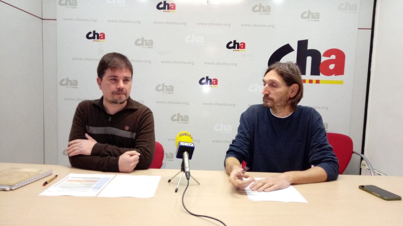 El Secretario Territorial de CHA en Teruel, José Manuel Salvador, junto al Vicesecretario, Javier Carbó. Foto: CHA. en la rueda de prensa de los PGE