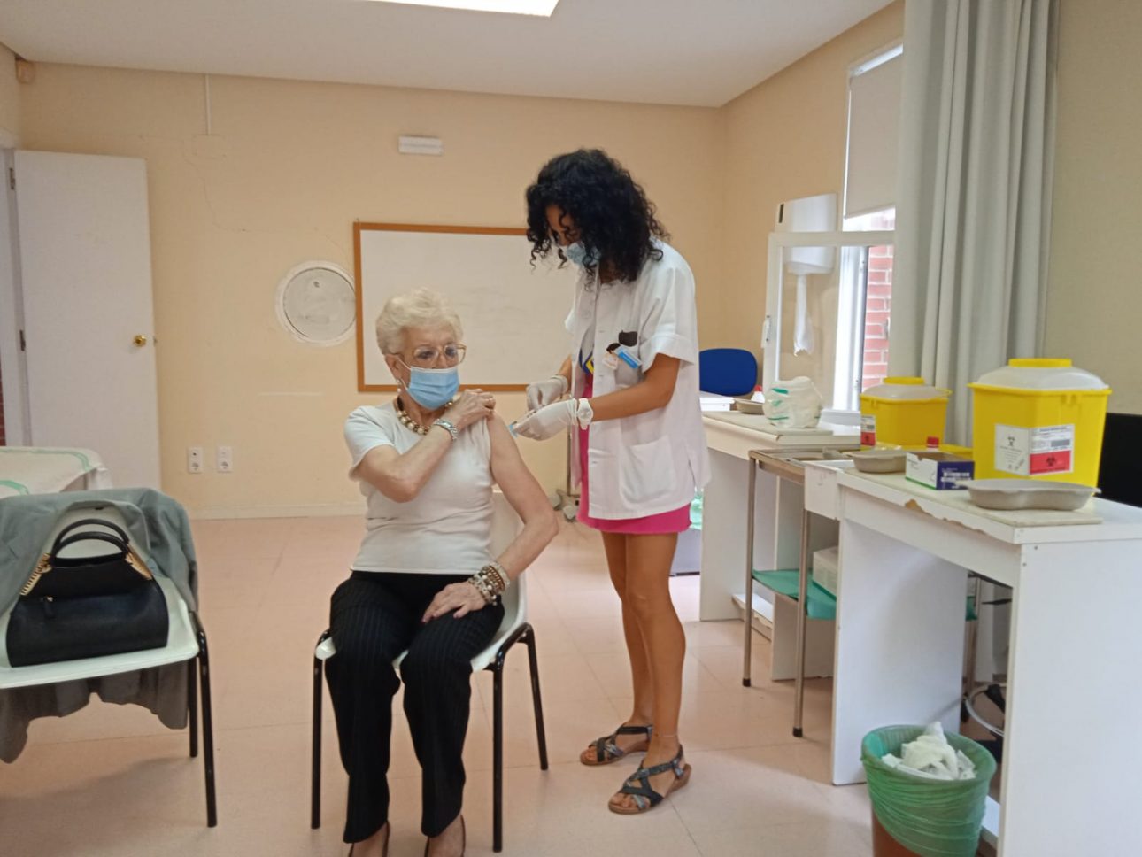 una mujer y una médica de atención primaria