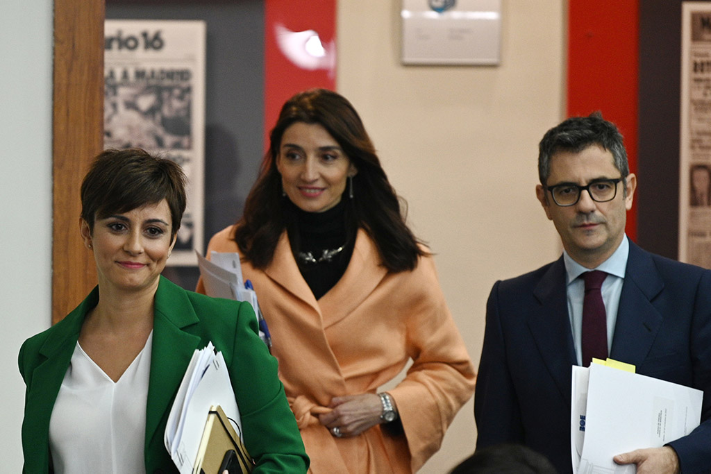 trata La ministra de Política Territorial y portavoz del Gobierno, Isabel Rodríguez, la ministra de Justicia, Pilar Llop, y el ministro de la Presidencia, Relaciones con las Cortes y Memoria Democrática, Félix Bolaños, llegan a la rueda de prensa. Pool Moncloa/Borja Puig de la Bellacasa.