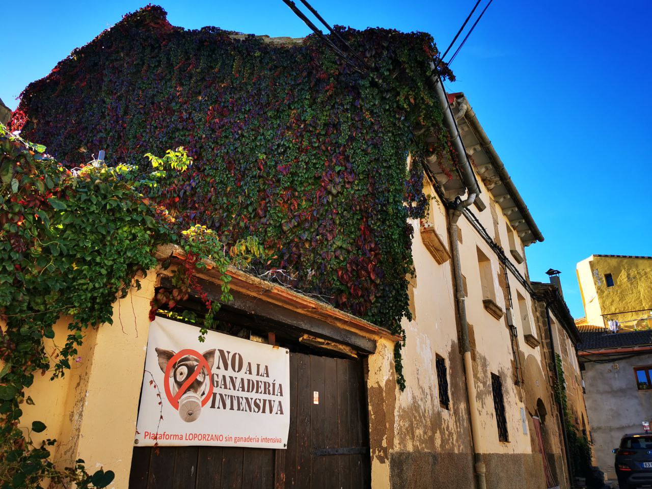 Cartel contra las macrogranjas en la localidad de Loporzano para ilustrar esta noticia de el frago