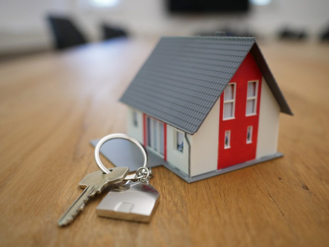 vivienda unas llaves y una casa para representar los problemas de desahucio