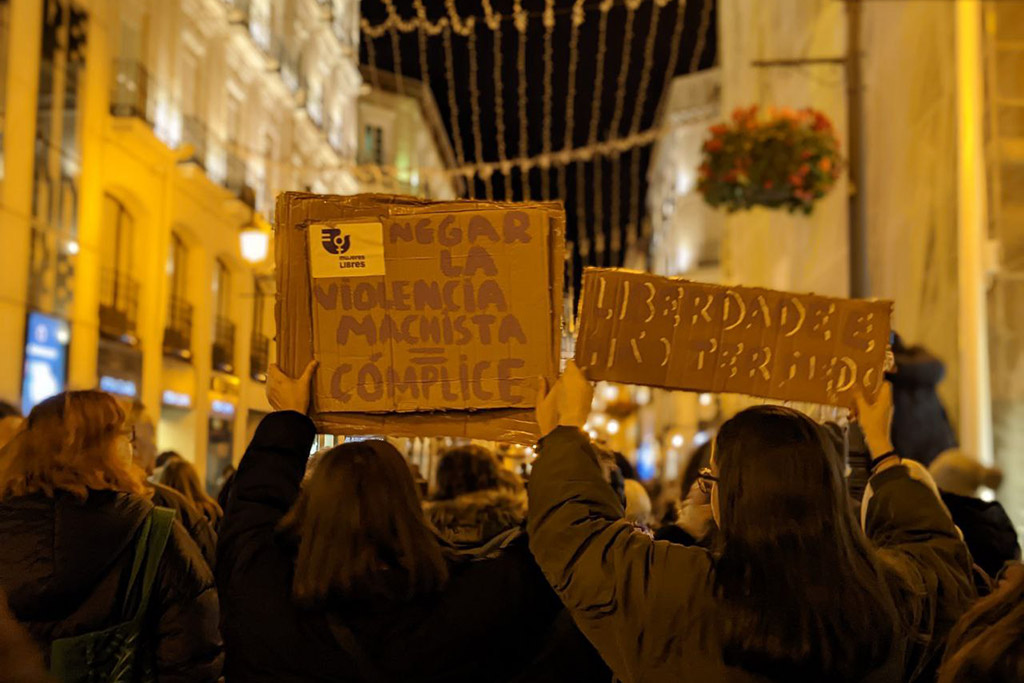 cartel que pone negar la violencia machista iguala cómplice
