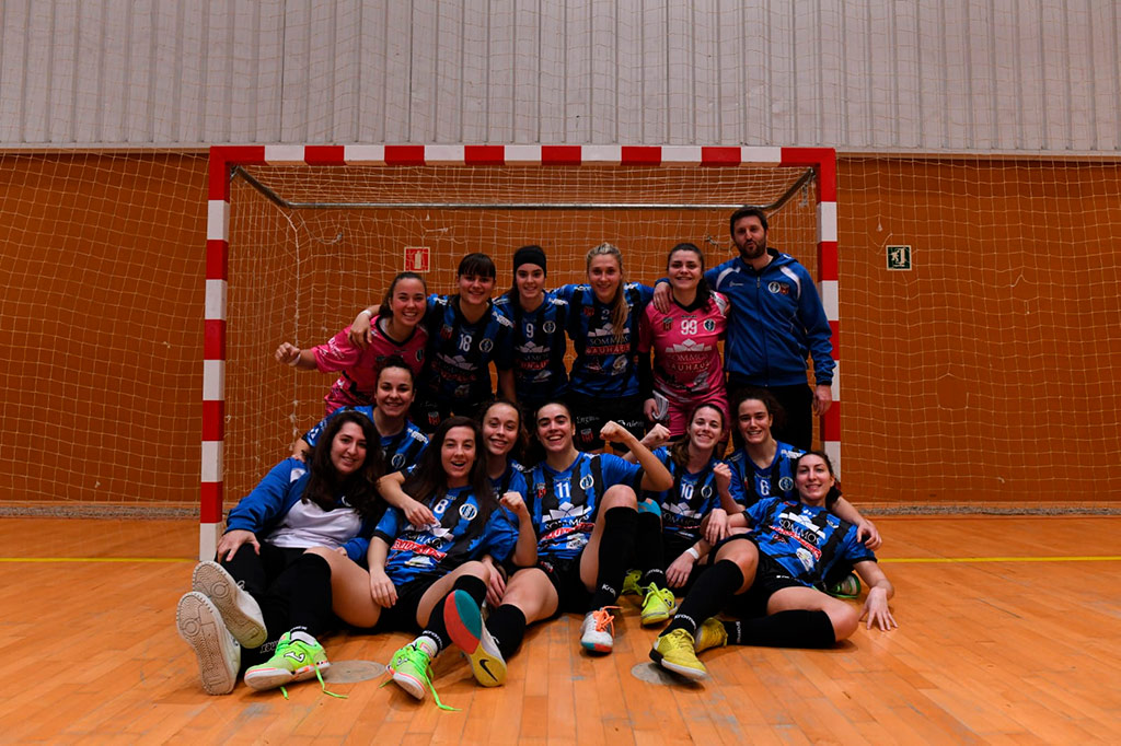 Las jugadoras del intersala10 celebran frente a la porteria su nueva victoria