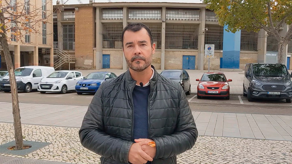 Chuaquín Bernal, presidente de CHA-Zaragoza, frente al estadio de La Romareda