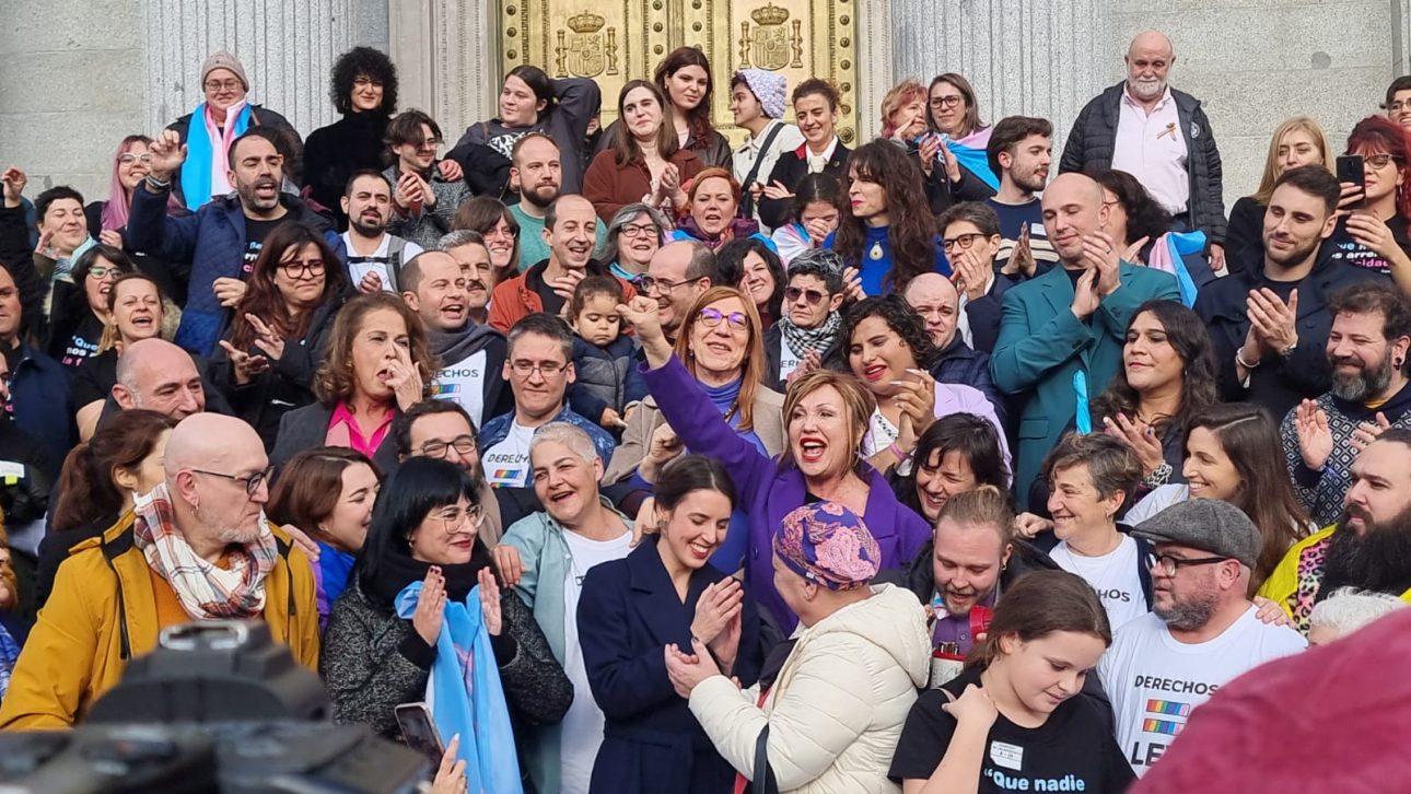 Celebración a las puertas del Congreso español con Mar Cambrollé y la Ministra de Igualdad, Irene Montero ley trans