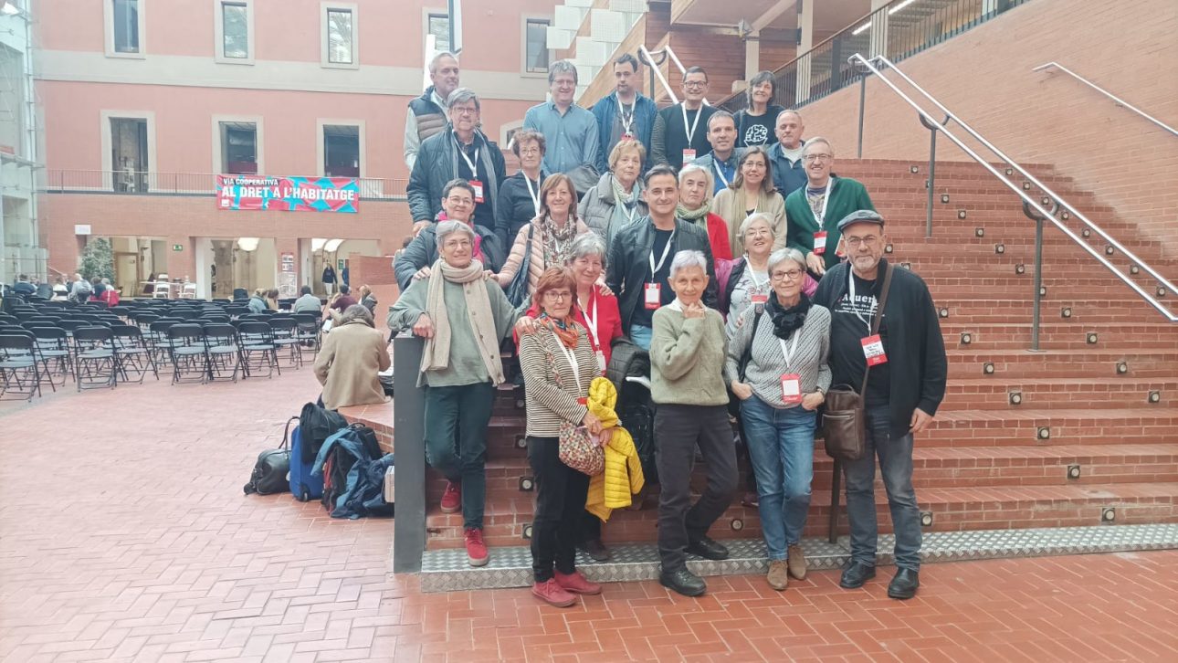 varias personas posando en la sede de la vivienda cooperativa