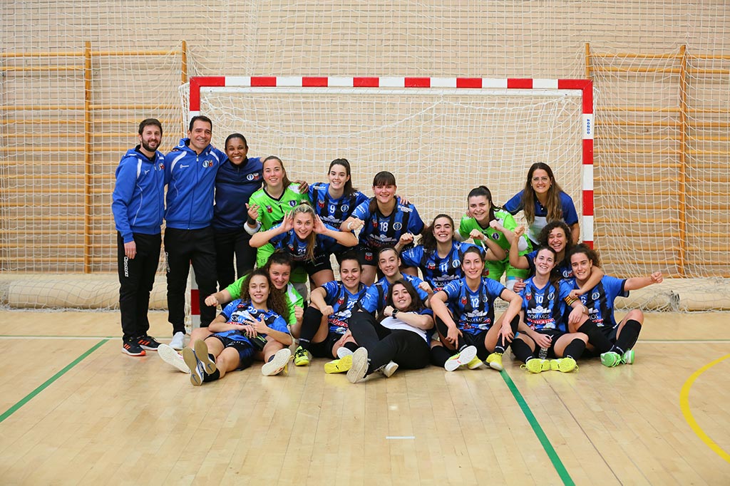 Chicas del equipo de intersala10 posan frente a la porteria