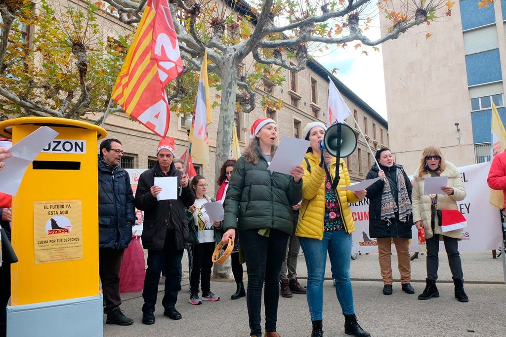 Protesta de interinos e interinas ante el Gobierno de Aragón cantand villancicos a lambán