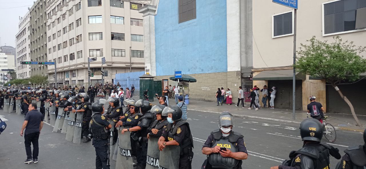 una fila de policías en Perú tras la destitución de castillo