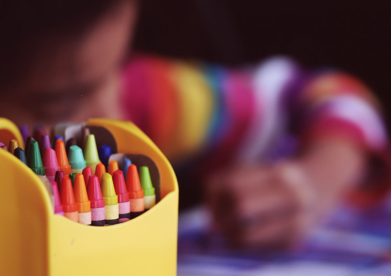 Una niña en un colegio o centro escolar