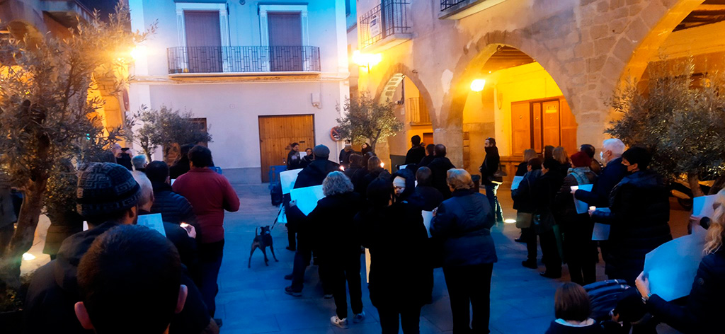 un grupo de personas se concentran en alcorisa contra la masificación de renovables