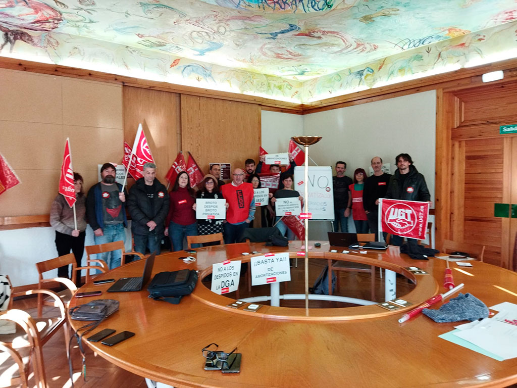 Sindicalistas se encierran en la cupula Gúdar-Javalambre en el Edificio Pignatelli